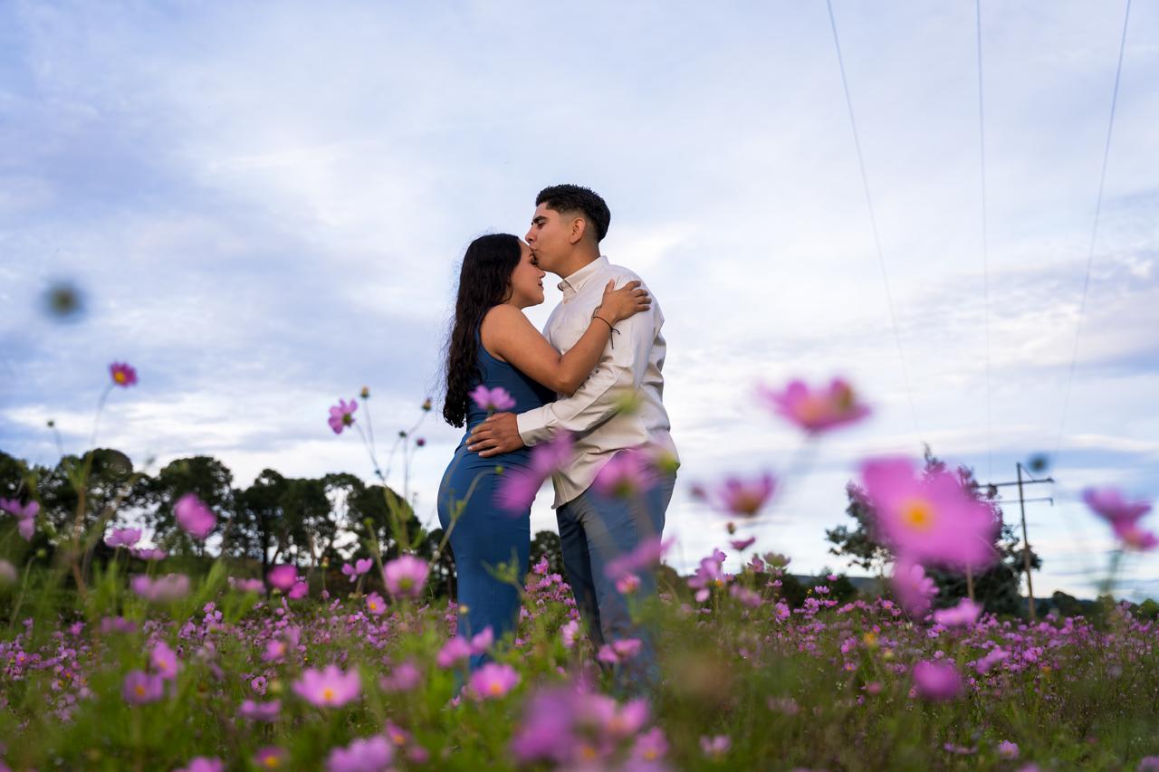 Un beso entre las flores