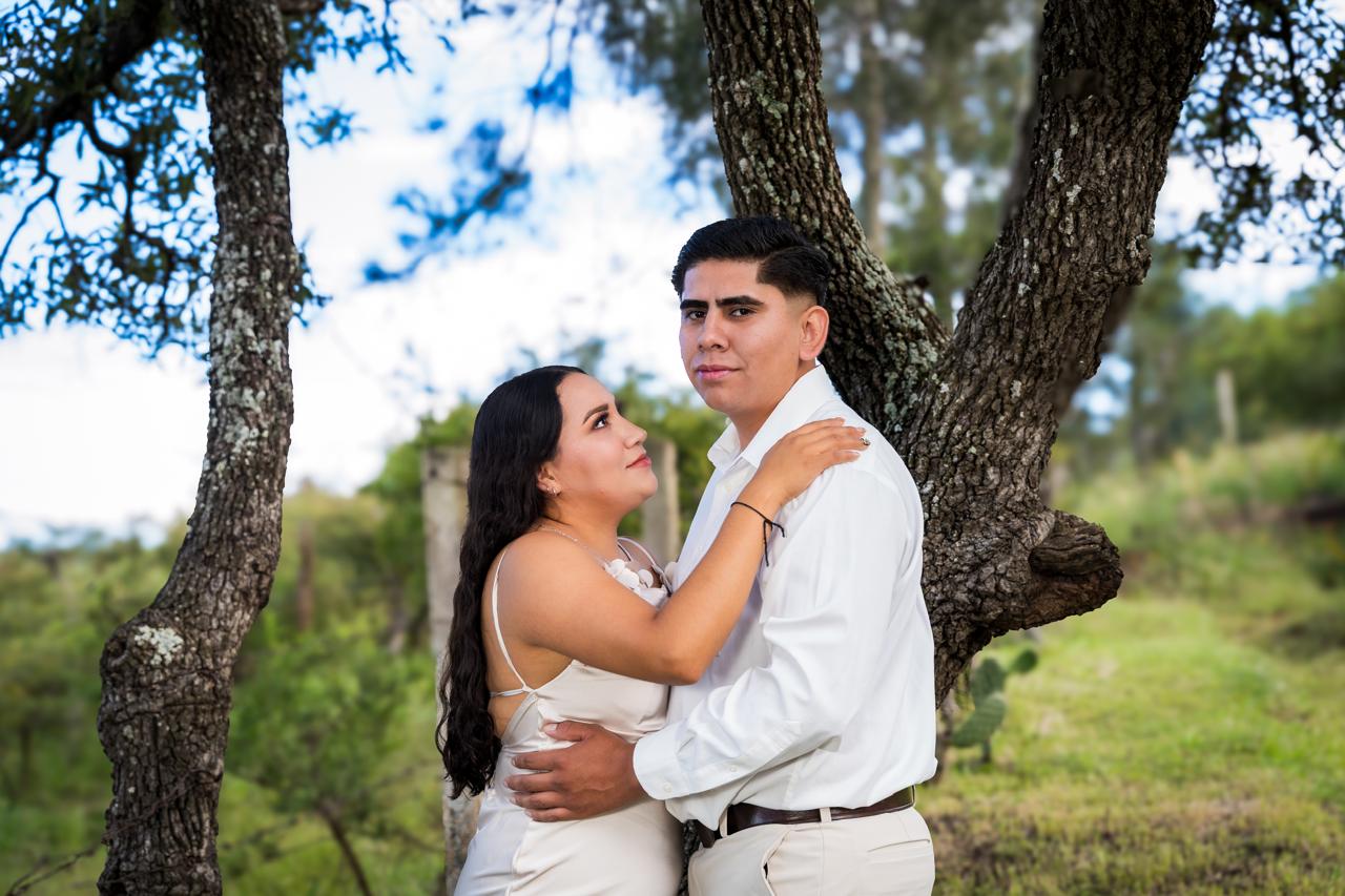 Retrato de Cindy y José bajo los árboles